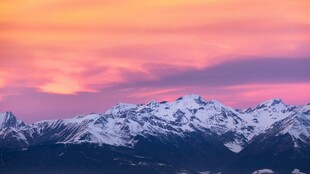 壮丽雪山与绚烂晚霞