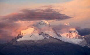 壮丽雪山日出美景