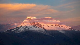 壮丽雪山日出美景