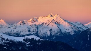 夕阳下的壮丽雪山景观
