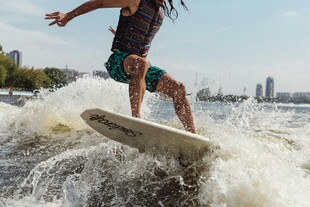 水上冲浪者展现动感身姿