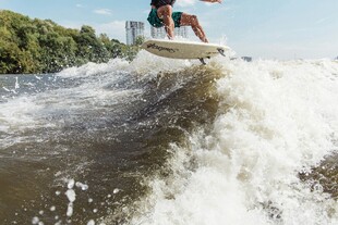 水上冲浪者乘风破浪
