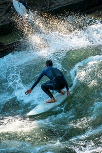 男子于激流中激情冲浪