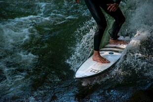 冲浪者踏浪驰骋