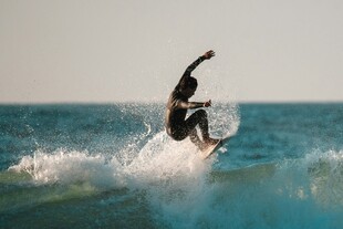 海上冲浪者的精彩瞬间