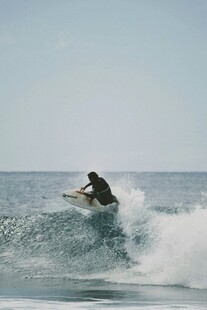 冲浪者在海浪中驰骋