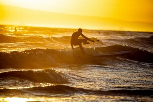 夕阳下的冲浪者
