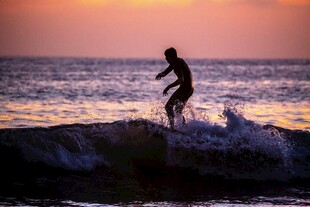 夕阳下的冲浪者
