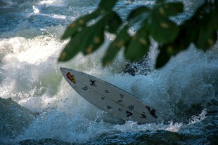 冲浪者于波涛中展现风采
