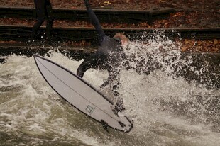 冲浪者于浪尖展现风采