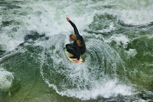 冲浪者于波涛中精彩瞬间