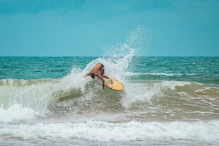冲浪者在碧海破浪前行