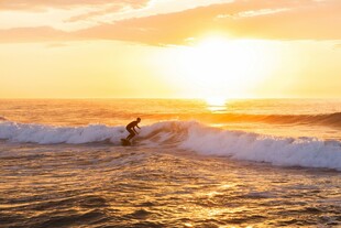 夕阳下的冲浪者
