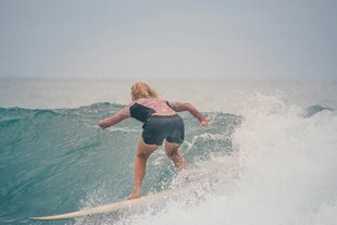 女子海上冲浪英姿