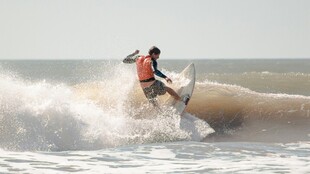 海上冲浪者乘风破浪