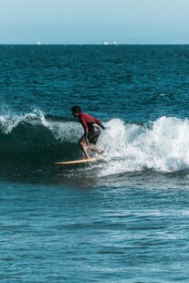 冲浪者在海浪上驰骋