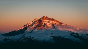 夕阳下的雪山美景