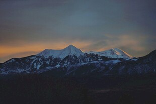 壮丽雪山黄昏美景