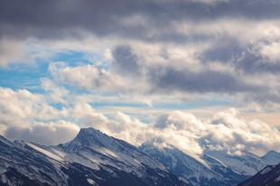 壮丽雪山与云海景观