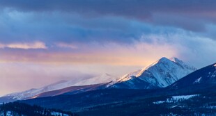 壮丽雪山日出美景