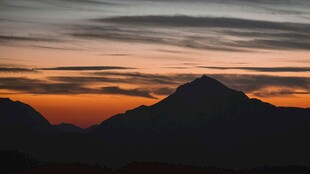 日落时分的壮丽山峦