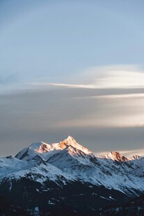 雪山晨曦美景