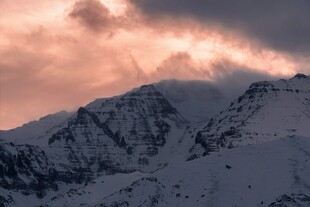 雪山映晚霞美景