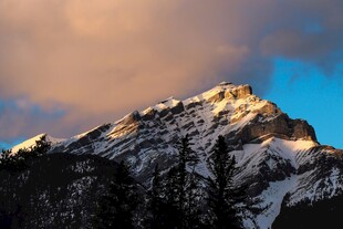 雪山之巅的壮丽霞光