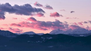 梦幻晚霞下的山峦美景