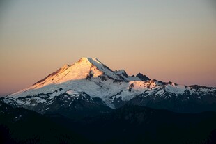 雪山壮丽日出景观