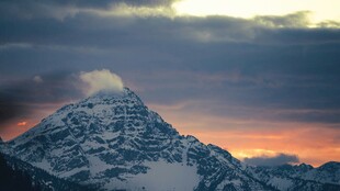 壮丽雪山映晚霞