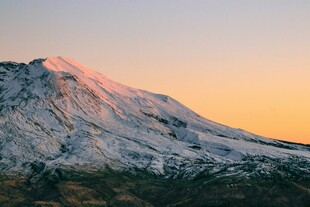 夕阳下的雪山美景