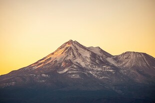 夕阳下的壮丽雪山