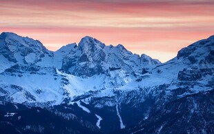 壮丽雪山日出美景