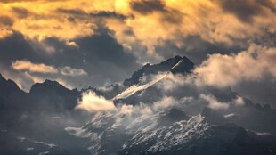 壮丽云海中的巍峨山峰