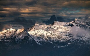 壮丽雪山景观