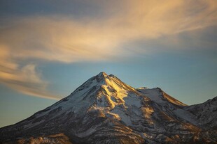 夕阳下的壮丽雪山