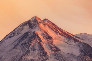 夕阳下的壮丽雪山