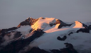 雪山日出美景