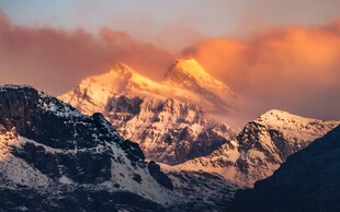 壮丽雪山日出美景