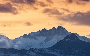 壮丽山景与绚烂晚霞