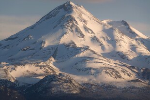 巍峨雪山壮丽景观
