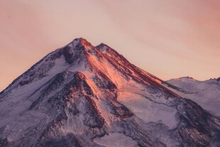 夕阳下的壮丽雪山