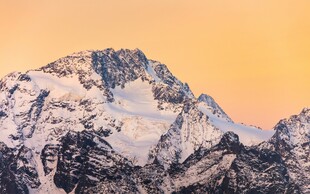 壮丽雪山日出美景
