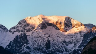 雪山日出美景
