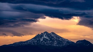 夕阳下的巍峨雪山