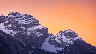 壮丽雪山日出美景