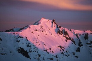 雪山映晚霞的壮丽美景