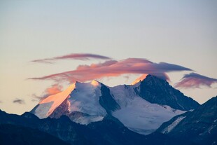 壮丽雪山日出美景