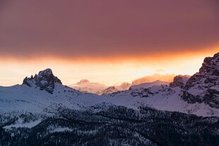 雪山壮丽日落美景